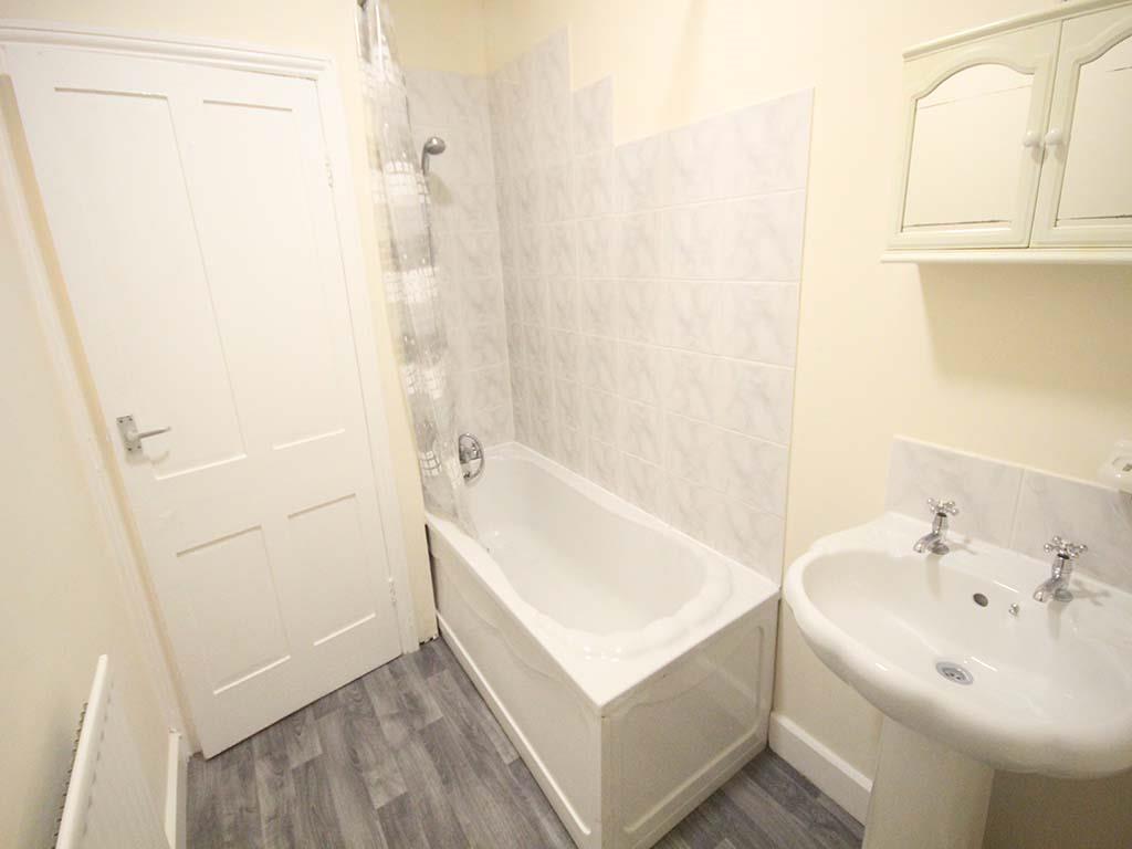 3 bedroom mid terrace house To Let in Barnoldswick - IMG_6908.jpg